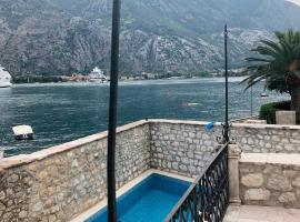 Luxury Waterfront Villa with Private Pool and Private Beach for 12 People: Kotor'da bir kulübe