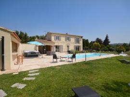 Villa 4 chambres Spa Sauna Piscine chaufée boulodrome LA BASTIDE DE LUSON, spahotell i Maussane les Alpilles