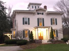 Antique Mansion B & B, hotel dicht bij: Pond Hill Ranch and Pro Rodeo, Rutland