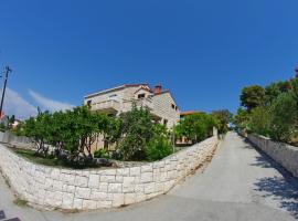Large and charming apartment near beach with big & sunny terrace, hotel v Sumartinu