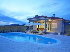 Modern Guest House Rak with beautiful pool، فندق في شيبينيك
