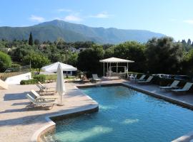 Summer Nights Resort, hotel a Ipsos