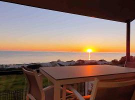 Luxurious 3 bedroom beachfront - panoramic views, hotell i nærheten av Football Park (stadion) i Port Adelaide