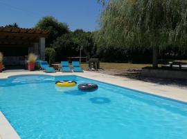 Gite - Le chemin blanc, ξενοδοχείο σε Saint-Sornin