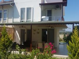 Triblex Villa I Private Beach I Walking Distance to the Sea 300 meters, cabana o cottage a Side