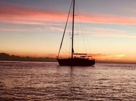 Day Sailing, Sailing Experience and Houseboat, būstas prie paplūdimio mieste Gros Ailetas