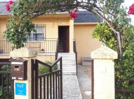 Casa Rural Alameda con chimenea y jardín，埃爾瓦爾科德亞維拉的自炊式住宿