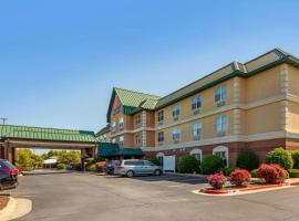 Comfort Inn & Suites Fayetteville-University Area, hotel with pools in Fayetteville