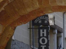 Hotel Arco San Vicente, hotel in Avila Wall, Avila