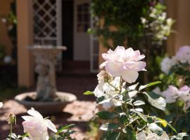 Roses and Pebbles B & B Guest House, מלון בקלרקסדורפ