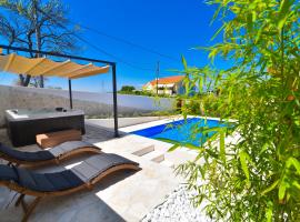 Villa Village Idylle with heated pool, sauna, jacuzzy and private parking, hotell i Sukošan