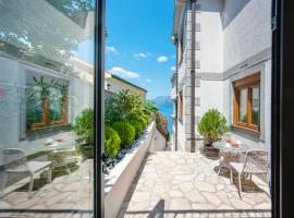 Santorini Apart, apartmen servis di Tivat