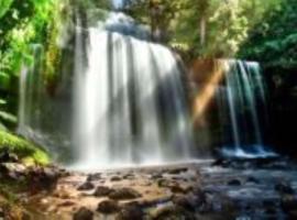 Russell Falls Holiday Cottages: National Park şehrinde bir otel