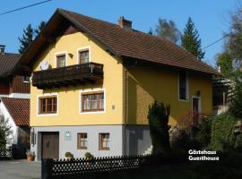 Gästehaus am Weinberg - Schlager，Prinzersdorf的有停車位的飯店