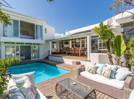 White Waves Beach House, holiday home in Bloubergstrand