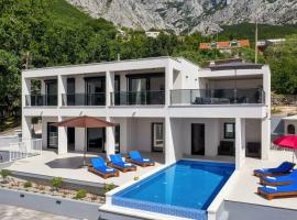 Holiday home E, hotel in Bast