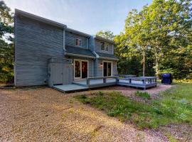 3 Bed 2 Bath Vacation home in West Tisbury, feriebolig i West Tisbury