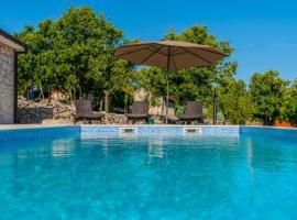 Stone Villa Rafael, hotel with parking in Slivno