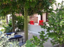 Near the beach Aparment with garden, hotel in Pervolia