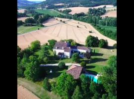 Landhuis, oneindig uitzicht, 30ha land, privé zwembad, hotel con estacionamiento en Auradou