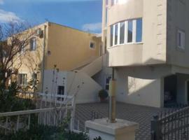 Apartment Luka, hotel with parking in Podgora