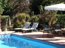 Tenuta Sella e Mosca Villa Sleeps 4 Pool Air Con, hotel v mestu Casa Minnina