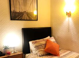 33SM13 Dreams Unlimited serviced accommodations Staines, отель в городе Стэнвэлл