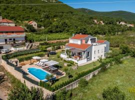 Luxury Villa Nadalina-Dicmo, hotel with parking in Dugopolje