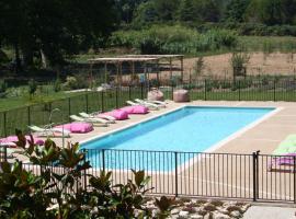 Gîtes avec Piscine et Jacuzzi au Mas de Cadoule, overnatningssted i Saint-Just