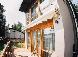 Lake House Resto: Baltezers şehrinde bir otel