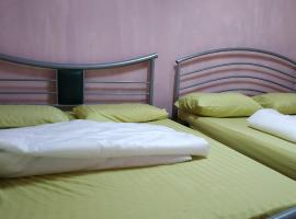 Nora Damin Homestay Kampong Jalan Kebun، إقامة منزل في Kampong Lombong