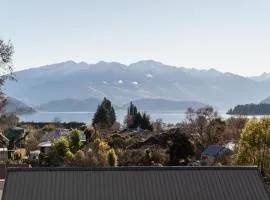 Wanaka Lake walk 2 town, Lake & Mount View, townhouse