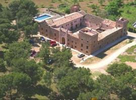 Castillo con piscina en plena Sierra Calderona、セゴルベのホテル