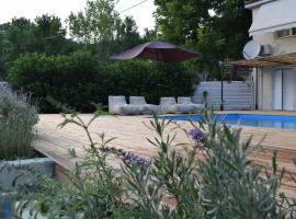 Serenity Luxury Villa, Skiathos, hotel en Agia Paraskevi