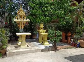 J&J Guesthouse, alojamento para férias em Sukhothai