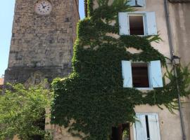 Entre l'église et la place, hôtel avec parking à Quillan