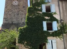 Entre l'église et la place