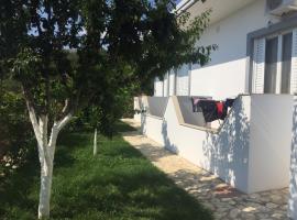 Xuxi Apartments, hostal o pensión en Lukovë