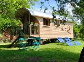 Millygite Chalet-on-wheels by the river