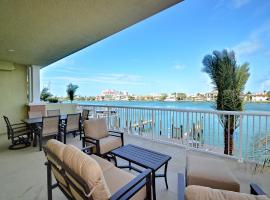 Sandpiper's Cove 203 Luxury Waterfront 3 Bedroom 2 Bath Condo 23130, luksushotel i Clearwater Beach