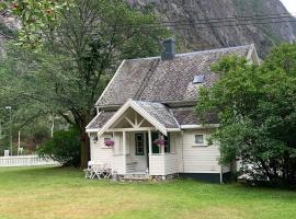 Aobrio Holidayhouse, authentic norwegian farmhouse close to Flåm, hotel em Lærdalsøyri