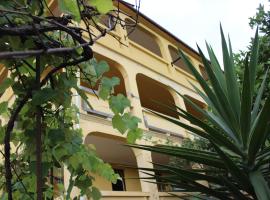 Guesthouse Maria, hotell i Sarpi