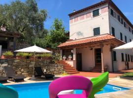 La Libellula- casale panoramico con piscina in Versilia, готель у місті Массароза