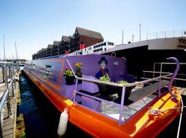 The Joker Boat, beach hotel in Liverpool