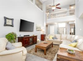 Summer Deal! Symphony Home near Fort Worth Stock Rodeo, Globe Life, AT&T、フォートワースのホテル