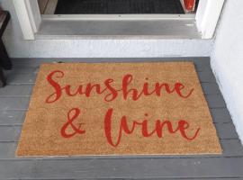 Sunshine and Wine Loft – hotel w mieście Pentiction