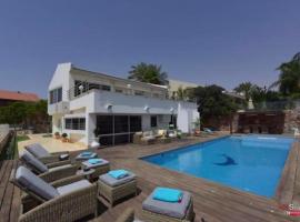 Villa with heated pool and Jacuzzi Sea View 300m Front of the Beach, hotel en Eilat