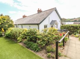 Polsue Cottage, hotel with parking in Truro