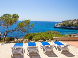 Beautiful private villa on the sea, hotel di Santanyi