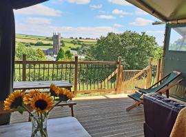 Brackenhill Glamping - Safari Tent with Hot Tub, hotel with parking in Ivybridge